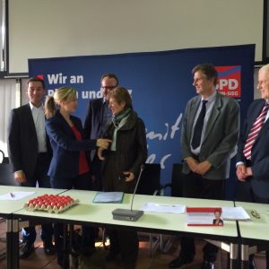 NRW-Europaministerin Schwall-Düren (vierte v.links) und Tine Hördum (zweite v. links) zu Gast in Alfter