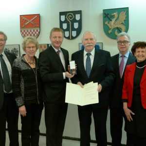 NRW-Innenminister Jäger überreicht Leuning den Verdienstorden. Dabei v.l. Achim Tüttenberg, Brigitte Leuning, Bürgermeister Maack, Vize-Landrätin Kunert